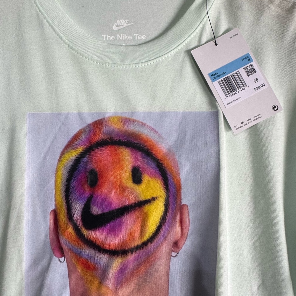 NWT Nike Graphic Tee with Smiley Face Design size M